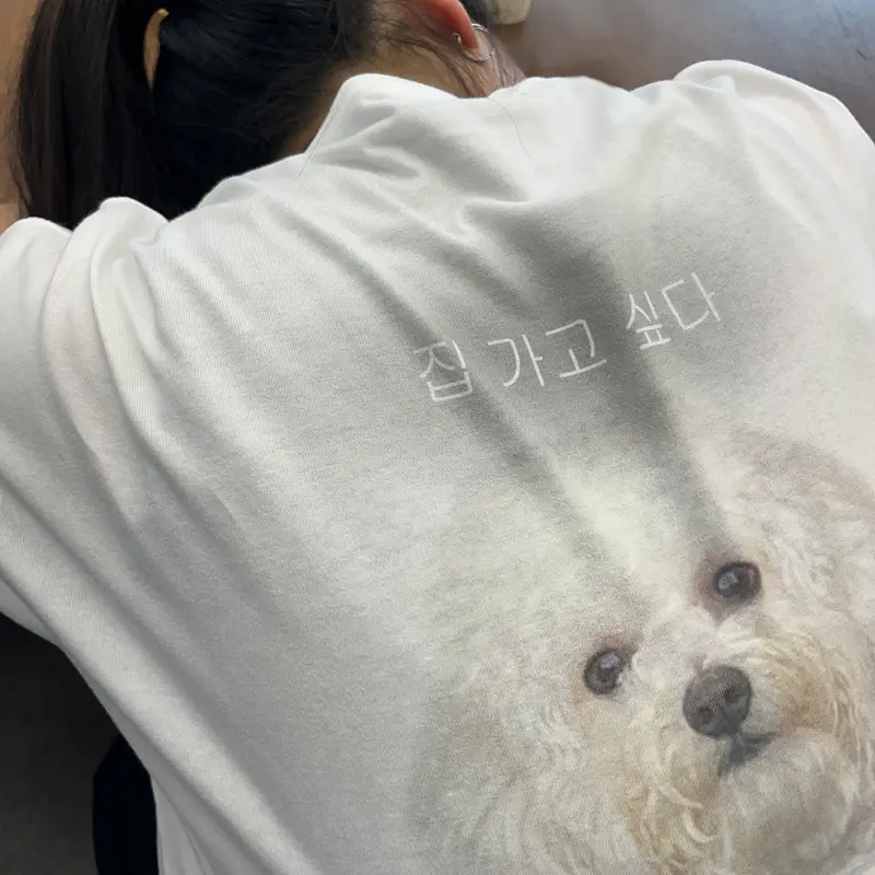 5508-01 오버핏 티셔츠 L 구매 제작 후기 저희 집 강쥐 백호로 디자인한 티셔츠입니다. 너무 귀엽고 사랑스러워요..❤️
슬슬 날씨가 더워져서 여름 옷을 사야 하는데 원단도 굉장히 가볍고 편하게 막 입기 좋은 것 같습니다. 

트리플에이 1301 티셔츠랑 피그먼트 티셔츠를 XL로 만들어서 입었었는데
유나이티드 5508-01 오버핏 티셔츠는 오버핏이라 그런지 L 사이즈로 제작해도 핏이 너무 예쁘네요 :D
(참고로 키는 167cm 입니당)

은은하고 빈티지스럽게 제작하고 싶었는데 이미지에 맞춰서 적합하게 제작된 것 같아 만족스럽습니다!

디자인에 블러 효과가 있거나 반투명한 이미지는 디지털 프린팅으로 해야 예쁘다고 안내도 정말 친절하게 해주셨습니다. 상품 받기 전까지는 느낌을 잘 몰랐는데 상품을 받아보니 너~무 제 맘에 쏙 들어요!!!

막상 입으려고 제작했으나 생각보다 퀄리티도 좋도고 귀여워서 아껴입어야 겠어요..ㅠㅠ
예쁘게 만들어주셔서 감사합니다!
*직원이 실제 사용 후 작성한 리뷰입니다.- 마플 리얼 후기