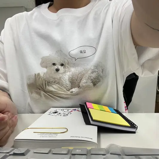 5508-01 오버핏 티셔츠 L 구매 제작 후기 저희 집 강쥐 백호로 디자인한 티셔츠입니다. 너무 귀엽고 사랑스러워요..❤️
슬슬 날씨가 더워져서 여름 옷을 사야 하는데 원단도 굉장히 가볍고 편하게 막 입기 좋은 것 같습니다.
트리플에이 1301 티셔츠랑 피그먼트 티셔츠를 XL로 만들어서 입었었는데
유나이티드 5508-01 오버핏 티셔츠는 오버핏이라 그런지 L 사이즈로 제작해도 핏이 너무 예쁘네요 :D
(참고로 키는 167cm 입니당)
은은하고 빈티지스럽게 제작하고 싶었는데 이미지에 맞춰서 적합하게 제작된 것 같아 만족스럽습니다!
디자인에 블러 효과가 있거나 반투명한 이미지는 디지털 프린팅으로 해야 예쁘다고 안내도 정말 친절하게 해주셨습니다. 상품 받기 전까지는 느낌을 잘 몰랐는데 상품을 받아보니 너~무 제 맘에 쏙 들어요!!!
막상 입으려고 제작했으나 생각보다 퀄리티도 좋도고 귀여워서 아껴입어야 겠어요..ㅠㅠ
예쁘게 만들어주셔서 감사합니다!
*직원이 실제 사용 후 작성한 리뷰입니다. - 마플 리얼 후기