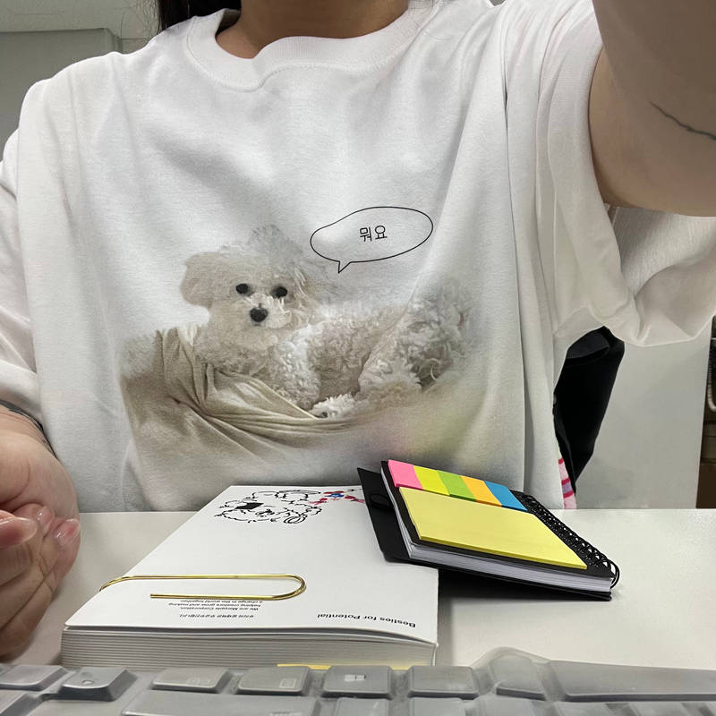 5508-01 오버핏 티셔츠 L 구매 제작 후기 저희 집 강쥐 백호로 디자인한 티셔츠입니다. 너무 귀엽고 사랑스러워요..❤️
슬슬 날씨가 더워져서 여름 옷을 사야 하는데 원단도 굉장히 가볍고 편하게 막 입기 좋은 것 같습니다. 

트리플에이 1301 티셔츠랑 피그먼트 티셔츠를 XL로 만들어서 입었었는데
유나이티드 5508-01 오버핏 티셔츠는 오버핏이라 그런지 L 사이즈로 제작해도 핏이 너무 예쁘네요 :D
(참고로 키는 167cm 입니당)

은은하고 빈티지스럽게 제작하고 싶었는데 이미지에 맞춰서 적합하게 제작된 것 같아 만족스럽습니다!

디자인에 블러 효과가 있거나 반투명한 이미지는 디지털 프린팅으로 해야 예쁘다고 안내도 정말 친절하게 해주셨습니다. 상품 받기 전까지는 느낌을 잘 몰랐는데 상품을 받아보니 너~무 제 맘에 쏙 들어요!!!

막상 입으려고 제작했으나 생각보다 퀄리티도 좋도고 귀여워서 아껴입어야 겠어요..ㅠㅠ
예쁘게 만들어주셔서 감사합니다!
*직원이 실제 사용 후 작성한 리뷰입니다.- 마플 리얼 후기