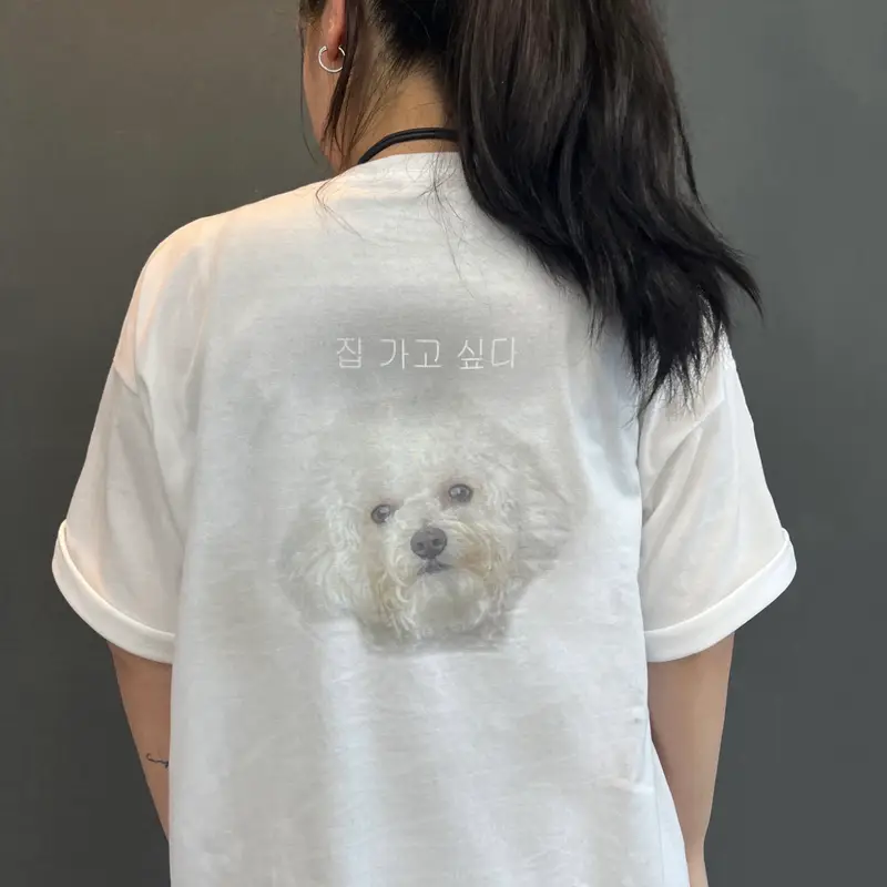 5508-01 오버핏 티셔츠 L 구매 제작 후기 저희 집 강쥐 백호로 디자인한 티셔츠입니다. 너무 귀엽고 사랑스러워요..❤️
슬슬 날씨가 더워져서 여름 옷을 사야 하는데 원단도 굉장히 가볍고 편하게 막 입기 좋은 것 같습니다. 

트리플에이 1301 티셔츠랑 피그먼트 티셔츠를 XL로 만들어서 입었었는데
유나이티드 5508-01 오버핏 티셔츠는 오버핏이라 그런지 L 사이즈로 제작해도 핏이 너무 예쁘네요 :D
(참고로 키는 167cm 입니당)

은은하고 빈티지스럽게 제작하고 싶었는데 이미지에 맞춰서 적합하게 제작된 것 같아 만족스럽습니다!

디자인에 블러 효과가 있거나 반투명한 이미지는 디지털 프린팅으로 해야 예쁘다고 안내도 정말 친절하게 해주셨습니다. 상품 받기 전까지는 느낌을 잘 몰랐는데 상품을 받아보니 너~무 제 맘에 쏙 들어요!!!

막상 입으려고 제작했으나 생각보다 퀄리티도 좋도고 귀여워서 아껴입어야 겠어요..ㅠㅠ
예쁘게 만들어주셔서 감사합니다!
*직원이 실제 사용 후 작성한 리뷰입니다.- 마플 리얼 후기