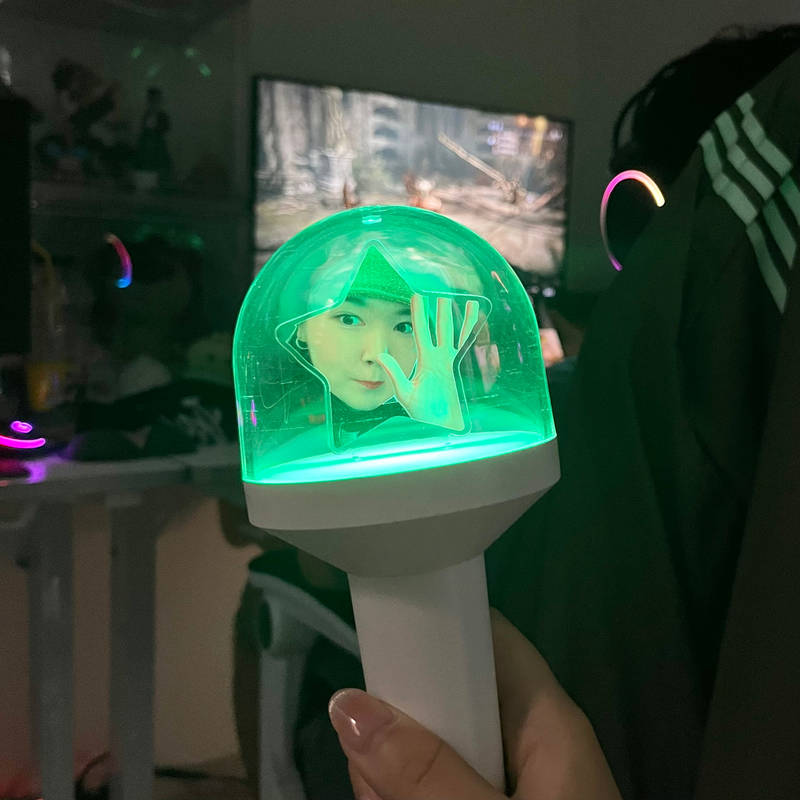 Star LED Light Stick (Dome Type) Purchased 3.5 x 9.6 inch 제작 후기 I made one to cheer on the game next to me with a cheering stick. The picture is my face, but I made it look like I was trapped in the cheering stick. I hope the cheering went well^~^ When I opened the bottom of the box, there were batteries in it. As soon as I received it, I turned it on and shook it! It's so cute. And the light comes in various colors, so I think it would be good to use it well depending on the situation. When I'm not using it, I put it next to the doll, and it can also be used as interior decoration. ㅎㅎ I'm satisfied!! 
*This is a review written by an employee after actual use.- 마플 리얼 후기