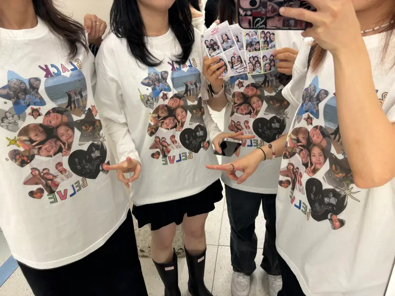 Printstar Premium Cotton Adult T-shirt Purchased L 제작 후기 I asked my friends to hurry up a bit to surprise them. But, they called the next day and said they would ship it out early! ㅠㅜ I'm sure there are more than one or two requests like this, but I was grateful that they listened to each and every detail. Next time, I'm going to make a T-shirt with my family, and I'll have to use Maple that time too. 

It was shipped out earlier than I thought, so I was able to receive it earlier than the requested date, and the fabric is soft and cool, so I think I'll be able to wear it well in the summer. The quality of the clothes is also really good. 

The printing is digital printing, so it's not as vivid as urethane dyeing. That's why it looks more vintage and soft. 
There are a lot of colors in the picture, but it's all expressed, so I'm satisfied because I can see my friends' faces! 

Ah! I ordered a large size, and it came just below the buttocks of women in the late 150s to early 160s! 

I'm so grateful that I had to take a review photo!! ㅋㅋㅋ!! Thank you.- 마플 리얼 후기