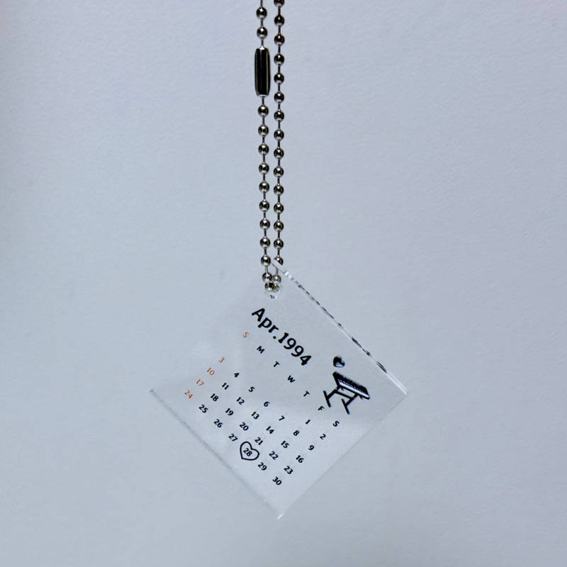 자유형 아크릴 키링 (투명) 40 x 40 mm 구매 제작 후기 최애 생일 기념으로 제작한 키링이었는데요.
투명 아크릴의 느낌을 최대한 살리면서 한페이지 느낌이 잘 살았으면 좋겠다 생각했는데
제가 기대했던 그대로 구현되었습니다.
무엇보다 아크릴이 굉장히 투명해서 마음에 들었고, 인쇄 부분도 옛날 타자기 느낌의 폰트를
사용했는데 작은 영역임에도 깔끔하게 인쇄되었어요.
특히 걱정했던 중앙 정렬과 인쇄 위치가 밀리는 부분도 하나도 없이 정중앙에 잘 위치해 있었습니다.
아크릴 키링 제작 시에 예민하게 보는 부분이 많은데 제작 과정부터 수령까지 편해서 다음에도 또 이용할 것 같아요.

마플 서포터즈 활동의 일환으로 제품 제작을 제공받아 실제 사용 후 작성한 리뷰입니다.- 마플 리얼 후기