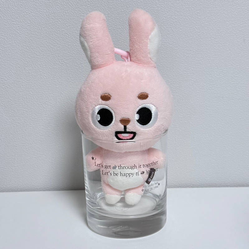 온더락 글라스 290ml 구매 제작 후기 온더락글라스 제작은 처음이었는데, 걱정했던것과 달리 밀림 없이 깔끔하게 인쇄되었습니다.
무엇보다 글라스 자체의 퀄리티가 좋고, 얇은 글자 선도 깔끔하게 인쇄 된 부분이 가장 마음에 들었습니다.
다음에도 멤버별로 제작해서 모아 두면 이쁠 것 같아요.
마플 서포터즈 활동의 일환으로 제품 제작을 제공받아 실제 사용 후 작성한 리뷰입니다.- 마플 리얼 후기