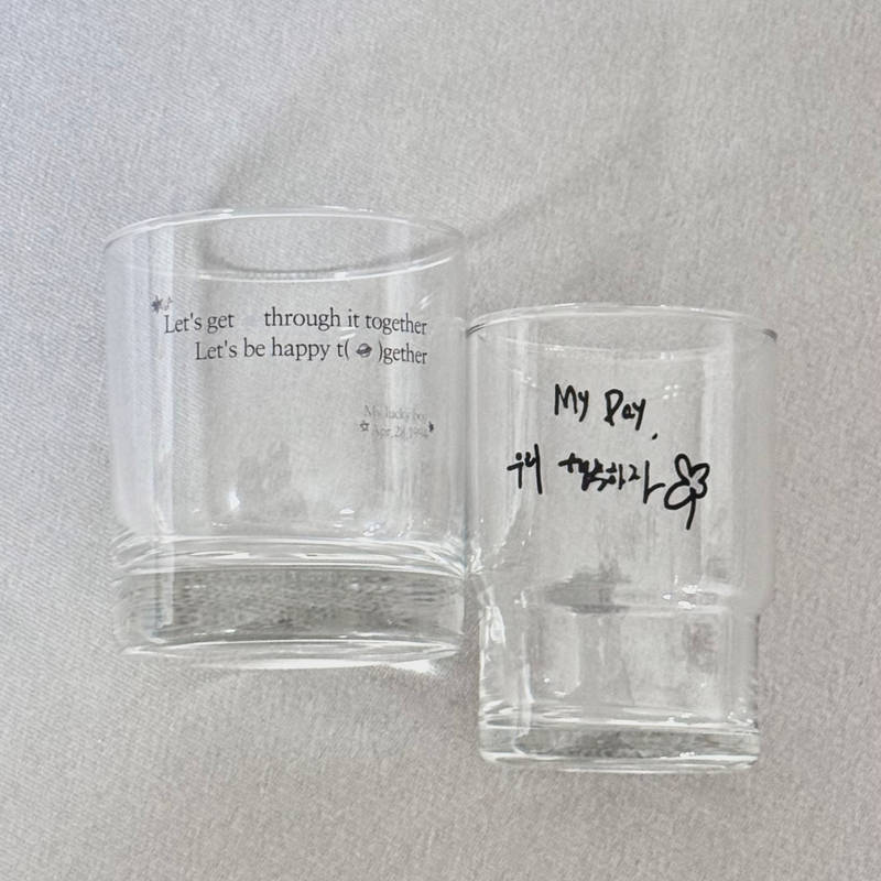 스택컵 245ml 구매 제작 후기 뒷면에 화이트가 들어가서 유리컵에 비칠까 걱정했는데,
전체적으로 제가 요청드린 블랙 컬러가 그대로 구연되었다는 점이 제일 좋았습니다.
정말 진한 검정 컬러 그대로 나왔어요.
손글씨를 넣은건데도 깨지거나 비율이 망가지는 부분 없이 잘 인쇄되었습니다.
걱정이 많아서 cs 문의를 좀 많이 남겼는데, 빠르게 처리해 주셔서 좋았습니다.
마플 서포터즈 활동의 일환으로 제품 제작을 제공받아 실제 사용 후 작성한 리뷰입니다.- 마플 리얼 후기