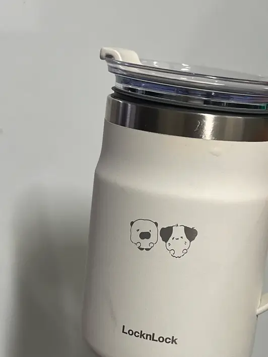 LocknLock Metro Mug Purchased 16.1oz 제작 후기 You can customize it by engraving the text or design photo you want. 
I made it by uploading an image easily in the Maple Editor! 

A clean white tumbler with a cute logo… 💗 
I use it every day at home, and since it’s a cup I designed myself, 
I think I reach for it more often! The best ㅎㅎ 

This is a review written after actually using the product that was provided as part of the Maple Supporters activity. - 마플 리얼 후기 
