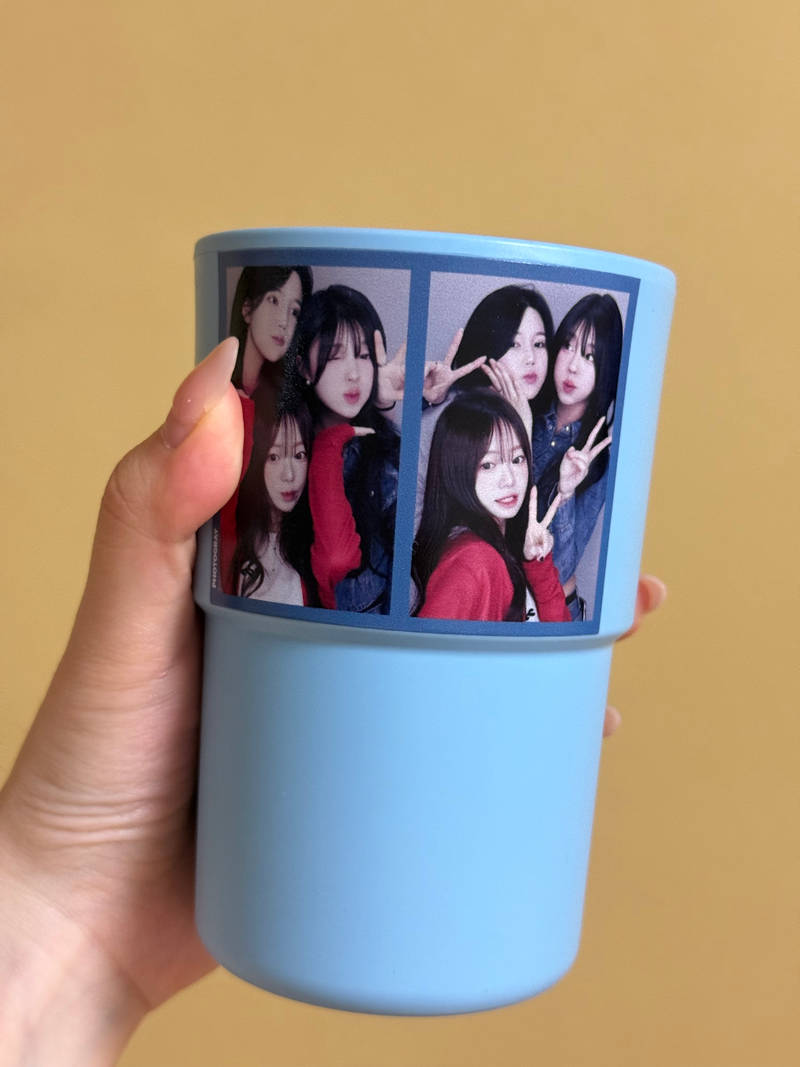 Double-wall Reusable Tumbler Purchased 11.8oz 제작 후기 I made it because I wanted a custom tumbler at this price...?? I was surprised by the design on the plastic tumbler and the print quality was so good!! 
The entrance part is also detailed and it is really useful... 👍🏻 I made it as a couple with my friends and it is a very useful item, so I highly recommend it 😍 

*This is a review written after actually using the product that was provided as part of the Maple Supporters activity.- 마플 리얼 후기