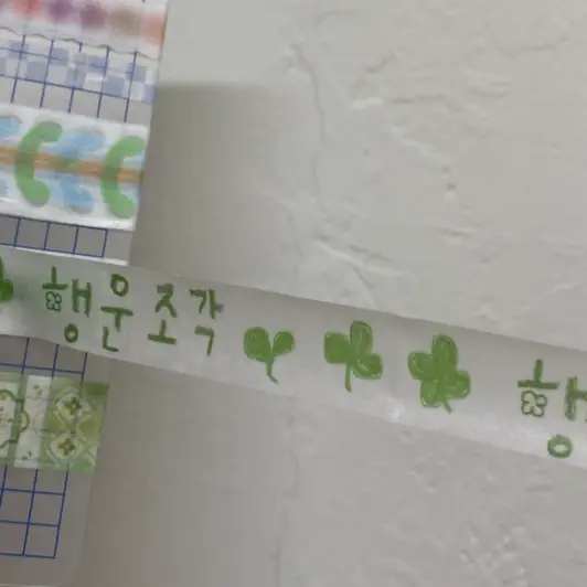 Masking Tape (0.59inch) Purchased 0.59inch 제작 후기 It's really..so..cute… ✨ I especially wanted to bring out the texture of colored pencils, and it came out exactly as I requested, exactly as I wanted! 💖 Other masking tapes often have poor adhesive strength, but this product has the best adhesive strength 👍 

The masking tapes come in various sizes, so I'm going to buy a slightly smaller size later🛍️ I think it can be used in various ways, such as gift wrapping or decorations🎁 Maple, which really allows anyone to become a goods creator,,,, 👏💚 

> This is a review written after actually using the product that was provided as part of the Maple Supporters activity. - 마플 리얼 후기 