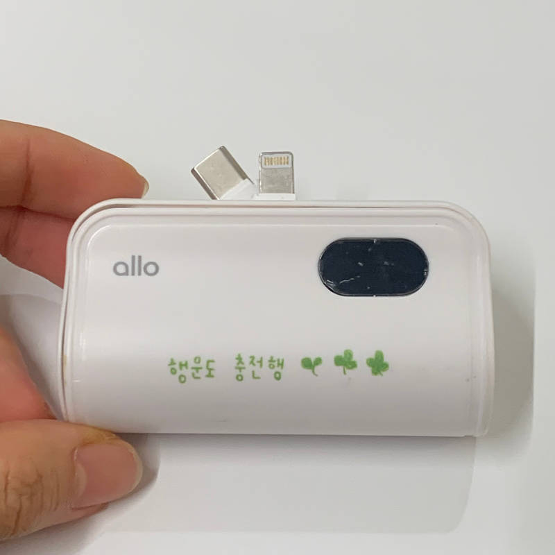 도킹형 미니 보조배터리 8PIN/TYPE-C 일체형 (5000mAh) 7.8 x 4.3 x 2.6cm 구매 제작 후기 행운까지 충전해주는 보조배터리😆🍀 제 닉네임 잔디를 활용해서 세잎클로버> 네잎클로버 그림을 그려봤어요. 그림이 작아서 색감이 뭉치지 않을까 걱정했는데, 섬세하게 딱! 잘 표현되었습니다🌈

판매용으로 만든 것은 아니고, 정말 제가 사용하려고 만들었는데, 인스타그램에 올릴 때마다 판매 요청이 넘쳐나고 있어요 ..🥹🤩 너무 귀엽고 다들 탐내셔서 몇 개 더 하려구요! 🔋

> 마플 서포터즈 활동의 일환으로 제품 제작을 제공받아 실제 사용 후 작성한 리뷰입니다.- 마플 리얼 후기