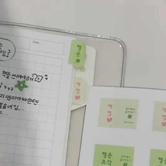 퍼즐 스티커 모조지 구매 제작 후기 인덱스 스티커로 정말 찰떡💖 색감도 너무 예쁘고, 글자와 아이콘은 마플에 있는 것을 그대로 사용했는데, 마치 비싸게 제작을 맡긴 것 같지 않나요?! 마플 페이지에 있는 아이콘만으로도 귀여운 스티커를 뚝딱 만들 수 있을 것 같아요 🎨 그래서 저처럼 '똥손'인 사람에게는 더욱 소중한 굿즈샵이랄까요…! ✨

> 마플 서포터즈 활동의 일환으로 제품 제작을 제공받아 실제 사용 후 작성한 리뷰입니다.
 - 마플 리얼 후기 