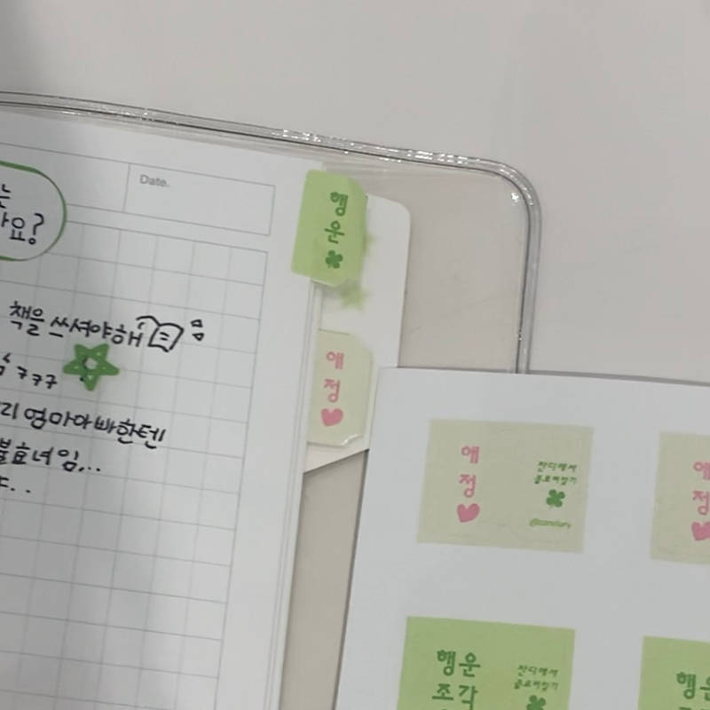 퍼즐 스티커 모조지 구매 제작 후기 인덱스 스티커로 정말 찰떡💖 색감도 너무 예쁘고, 글자와 아이콘은 마플에 있는 것을 그대로 사용했는데, 마치 비싸게 제작을 맡긴 것 같지 않나요?! 마플 페이지에 있는 아이콘만으로도 귀여운 스티커를 뚝딱 만들 수 있을 것 같아요 🎨 그래서 저처럼 '똥손'인 사람에게는 더욱 소중한 굿즈샵이랄까요…! ✨

> 마플 서포터즈 활동의 일환으로 제품 제작을 제공받아 실제 사용 후 작성한 리뷰입니다.
- 마플 리얼 후기