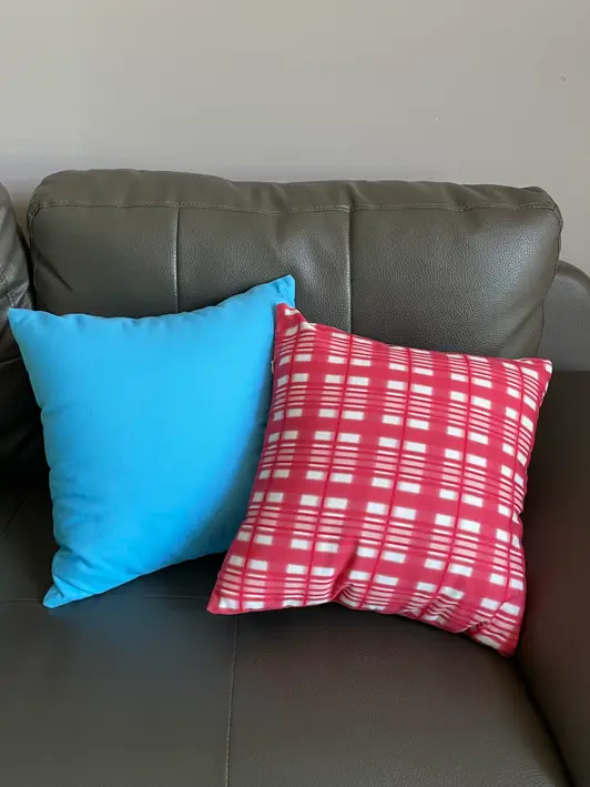 Canvas Modern Cushion (M) Purchased M (15.7x 15.7 inch) 제작 후기 I've been looking for a cushion for a long time, but I couldn't find one with the design I wanted, or it was too expensive. Now that I have one with the design I want at a low price, I'm so happy!! I drew it myself and requested a custom, and the color and design turned out just as I imagined, so it's so pretty, and the material is solid canvas, so the quality is good too. ㅎㅎ Just one cushion makes the interior come alive and makes the house look much prettier. ~~ 
*This is a review written after actually using the product that I received as part of the Maple Supporters activity. - 마플 리얼 후기 