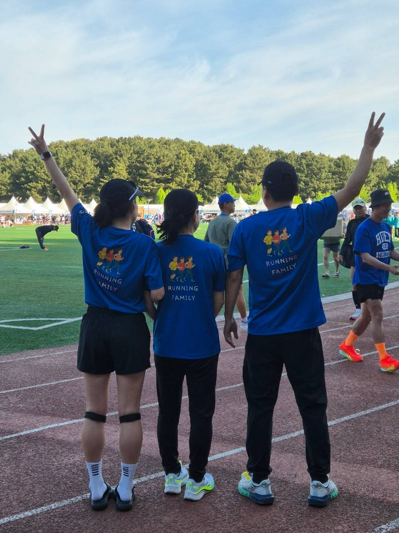 Glimmer DryBlend Adult T-shirt Purchased S 제작 후기 My parents and I each enjoy running as a hobby, so we made this to commemorate our first competition together. My parents loved it so much, and everyone I met at the competition site said it was so pretty, so I felt great.^^- 마플 리얼 후기