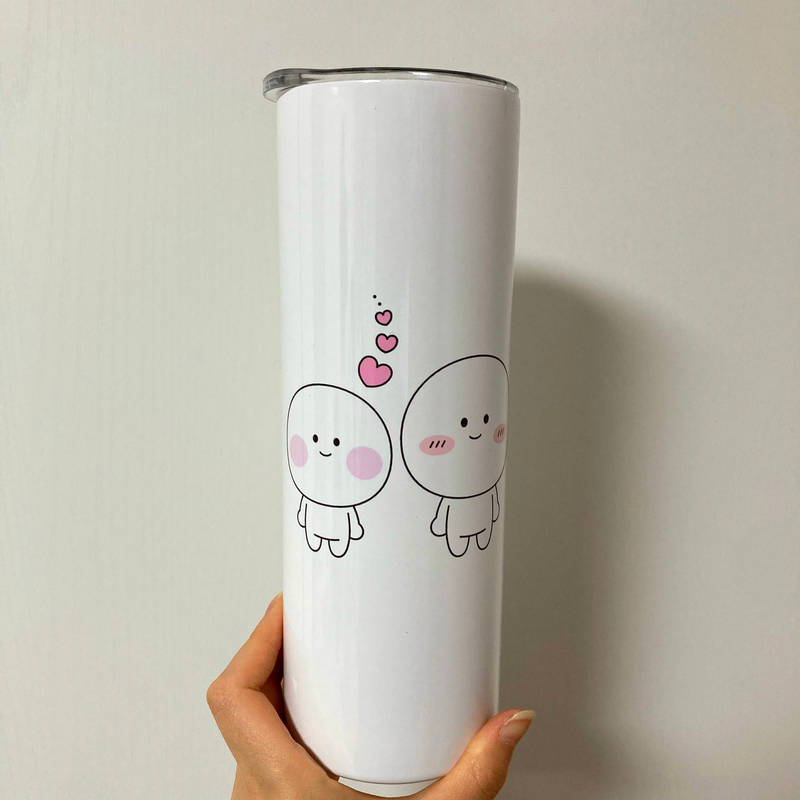 스탠다드 그립 텀블러 600ml 구매 제작 후기 남친이랑 커플템으로 텀블러 커스텀 해봤는데, 일단 제품 자체가 화이트 색상이라 정말 깔끔하고 세련된 느낌이 들어서 너무 마음에 들었답니당! 특히 600ml의 넉넉한 사이즈라 도서관에서 공부할 때나 외출 나갈 때나 가지고 다니기 넘 좋았어요: )

또, 1개부터 커스텀이 가능하고, 커스텀 하는 방법도 심플해서 툴 잘 못 다루는 저도 어렵지 않게 제작했어요ㅋㅋㅋㅋㅋ 그리고 저희는 텀블러 전면에 사진 프린팅을 넣었었는데 프린트 품질도 아주 선명해서 기대 이상이었고, 남자친구도 매일 사용하고 다니면서 너무 만족해하고 있어요!

스탠다드 그립 텀블러는 보온이나 보냉 효과가 뛰어나고, 뚜껑을 덮고 뒤집어도 물이 새지 않아서 정말 안심하고 들고 다닐 수 있어서 요즘 어딜 가든 자주 들고 다닌답니당

또한, 고객 서비스도 궁금한 점이 있어 문의했을 때 친절하게 답변해 주셔서 넘 만족스러웠고,  앞으로도 마플 자주 이용할 거 같아요!!

마플 서포터즈 활동의 일환으로 제품 제작을 제공받아 실제 사용 후 작성한 리뷰입니다.
- 마플 리얼 후기