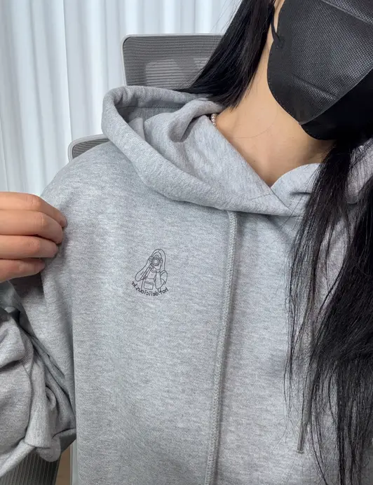 Daily Oversized Hoodie Purchased L 제작 후기 I was worried because the design on the front and back was around 40,000 won, but wow,,,,, I didn't have to worry! 

I really like the fabric and the printing!!!! 

It started to get a little warmer, so I just tried it on briefly, but I think I'll wear it a lot in the fall! 

I accidentally sent the logo on the chest with the design reversed, but you called to check itㅜㅜ I'm touched. 

The confirmation process was also thorough, so I was even more satisfied!!!>< So satisfied!!!! I'll order again!! - 마플 리얼 후기 