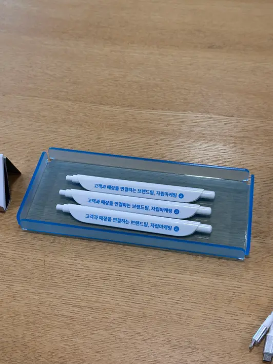 Clip Pen (Regular) Purchased 5.8 x 0.6 inch 제작 후기 Wow, it's so pretty! The pen is also good! I'll use it well. Thank you! - 마플 리얼 후기 