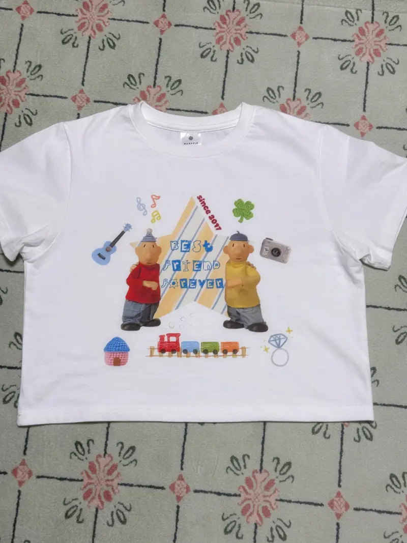 半袖 クロップドTシャツ FREE(44~66) 購入 제작 후기 カスタムは初めてなのに友達の誕生日記念で制作してみました！
他のレビューのように親切にスケジュール案内や確認電話まで 
いただき、すぐによくお届けしました！

クロプティは男女共用サイズと違って後期が少なすぎて
サイズについての懸念がありましたが、とても気に入っています！
ちょうどいいキビにサイズですよ~~
素材もしっかりして印刷がきれいに出てきて
満足していますが、しばしば愛用すべきです！
- 마플 리얼 후기