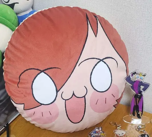 Round Velvet Cushion Purchased 17.1 x 17.1 inch 제작 후기 The texture and picture printing are very good, and it's so fluffy that I look at it so cute >< Here's a size comparison with the M-size acrylic stand next to it, so I hope it helps those who are worried that the cushion is too small. - 마플 리얼 후기 