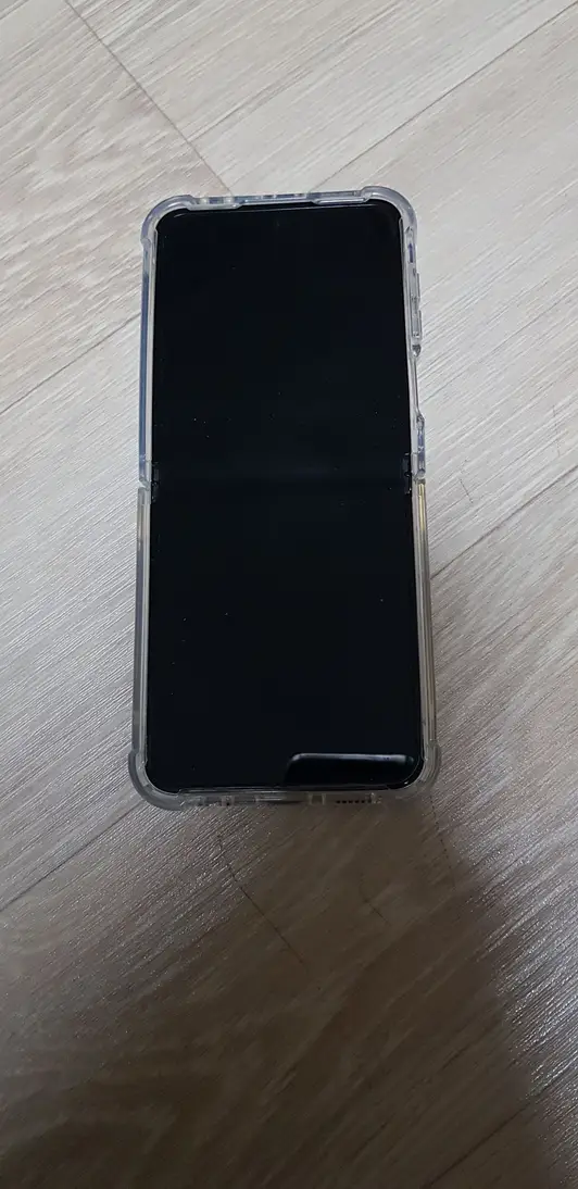Galaxy Z Flip5 クリアケース Galaxy Z Flip5 購入 제작 후기 現在書いているフォンにはめ込んでみました。
ぴったりです。以前に注文したのは、文字の色が薄黄色だったので少し薄かったです。
これはちょうど黄色で、背景が白であっても目にもっとよく浮かぶ方です。

商品は満足し、よく書きます。 - 마플 리얼 후기 