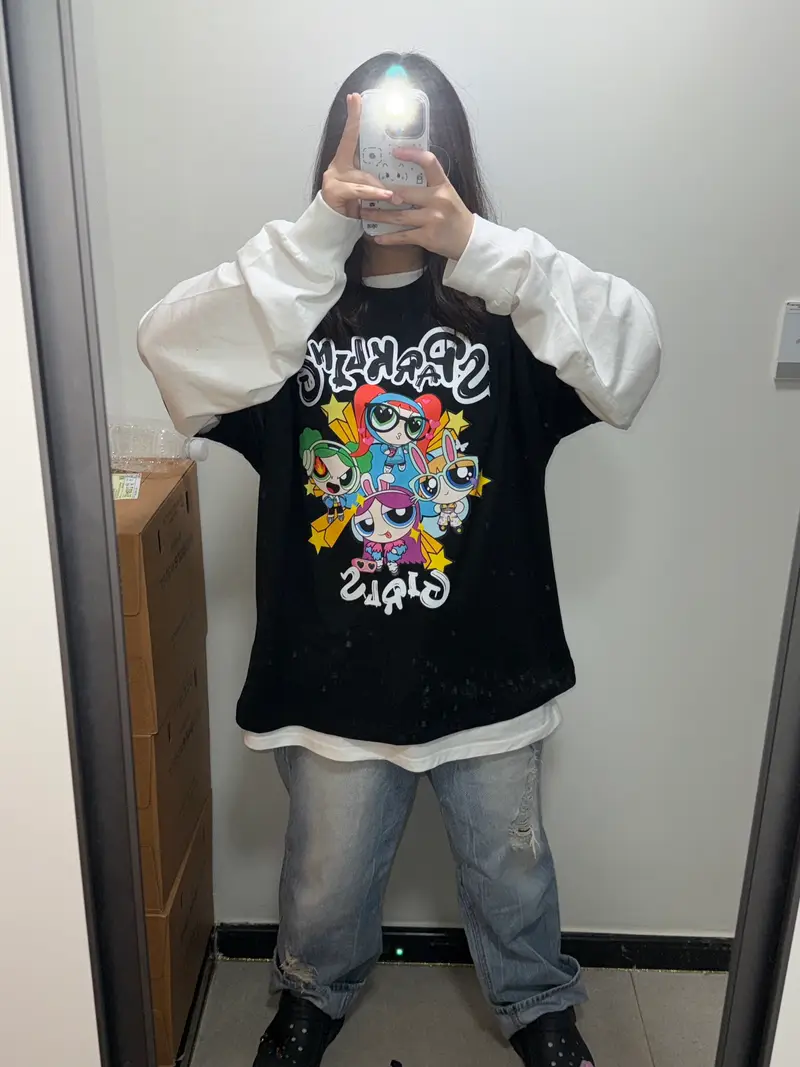 BECANVAS 18s Short-Sleeve T-Shirt Purchased 95(M) / 100(L) 제작 후기 It was delivered in 9 days after I ordered it, but excluding weekends and holidays, it seems to have arrived in 4 days. Super fast! I like big-sized clothes, so I really like it~ The fit is pretty, the print color is vivid, and the shaving is really nice. My friends all said it was pretty and liked it!- 마플 리얼 후기