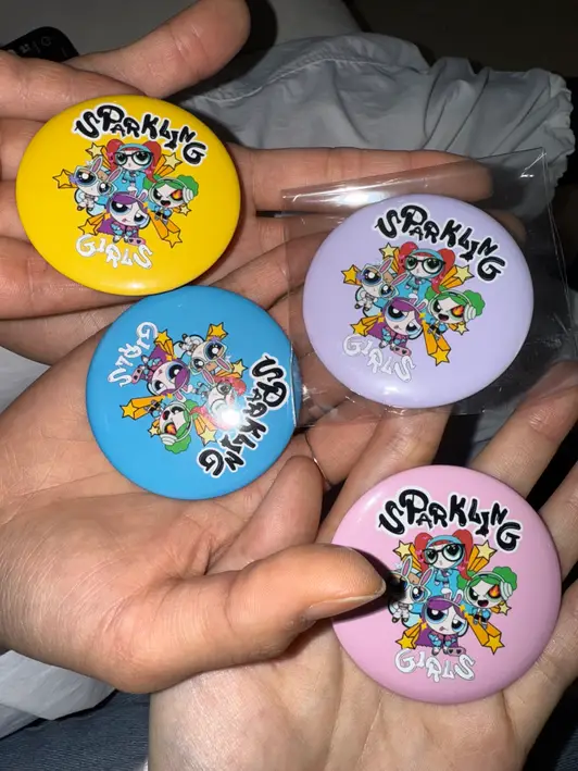 Mirror Back Buttons Purchased 2.3 inch 제작 후기 The mirror is smaller than I thought, but it's so cute. The color is pretty and I'll use it well. - 마플 리얼 후기 