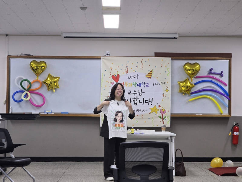 Gildan Premium 76000 Ladies T-Shirt Purchased L 제작 후기 A one-of-a-kind, touching gift! I was impressed by the fast production and the best printing quality!
I wanted to give a special gift to my respected professor, so I planned to make a one-of-a-kind t-shirt. The problem was that the schedule was so tight that I was worried whether I would receive it on time.
But did this company understand my earnest desire? They started production at an incredible speed, and I was impressed by their kindness during the inquiry process. Despite the tight schedule, they meticulously checked the design draft and paid close attention to even the parts I hadn't thought of, which made me feel deeply trustworthy.
The most satisfying thing of all was the best printing quality! The photo of the professor's bright face was printed so neatly and clearly on the t-shirt, it was like a work of art. The moment I received it, I couldn't help but exclaim, "The hands of an expert are different." The material of the t-shirt was also soft and nice, so I thought the professor would be able to wear it comfortably.
Despite the urgent request, you made it at an amazing speed and provided kind and detailed service, so I was able to safely deliver a touching gift to my professor. I am also very grateful that I was able to give a pleasant gift on Teacher's Day thanks to the unexpectedly fast delivery.
I sincerely thank the company that quickly and kindly made such a great quality t-shirt. I would strongly recommend this company to anyone who is thinking about a special gift! You will not regret it! 😊- 마플 리얼 후기
