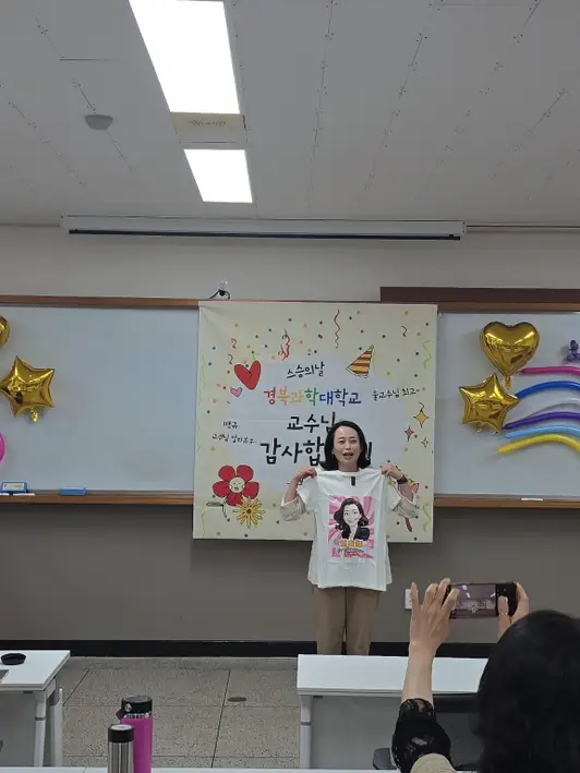 Gildan Premium 76000 Ladies T-Shirt Purchased M 제작 후기 A one-of-a-kind, touching gift! I was impressed by the fast production and the best printing quality! 

I wanted to give a special gift to my respected professor, so I planned to make a one-of-a-kind t-shirt. The problem was that the schedule was so tight that I was worried whether I would receive it on time. 

But did this company understand my earnest desire? They started production at an incredible speed, and I was impressed by their kindness during the inquiry process. Despite the tight schedule, they meticulously checked the design draft and paid close attention to even the parts I hadn't thought of, which made me feel deeply trustworthy. 

The most satisfying thing of all was the best printing quality! The photo of the professor's bright face was printed so neatly and clearly on the t-shirt, it was like a work of art. The moment I received it, I couldn't help but exclaim, "The hands of an expert are different." The material of the t-shirt was also soft and nice, so I thought the professor would be able to wear it comfortably. 

Despite the urgent request, you made it at an amazing speed and provided kind and detailed service, so I was able to safely deliver a touching gift to my professor. I am also very grateful that I was able to give a pleasant gift on Teacher's Day thanks to the unexpectedly fast delivery. 

I sincerely thank the company that quickly and kindly made such a great quality t-shirt. I would strongly recommend this company to anyone who is thinking about a special gift! You will not regret it! 😊 - 마플 리얼 후기 