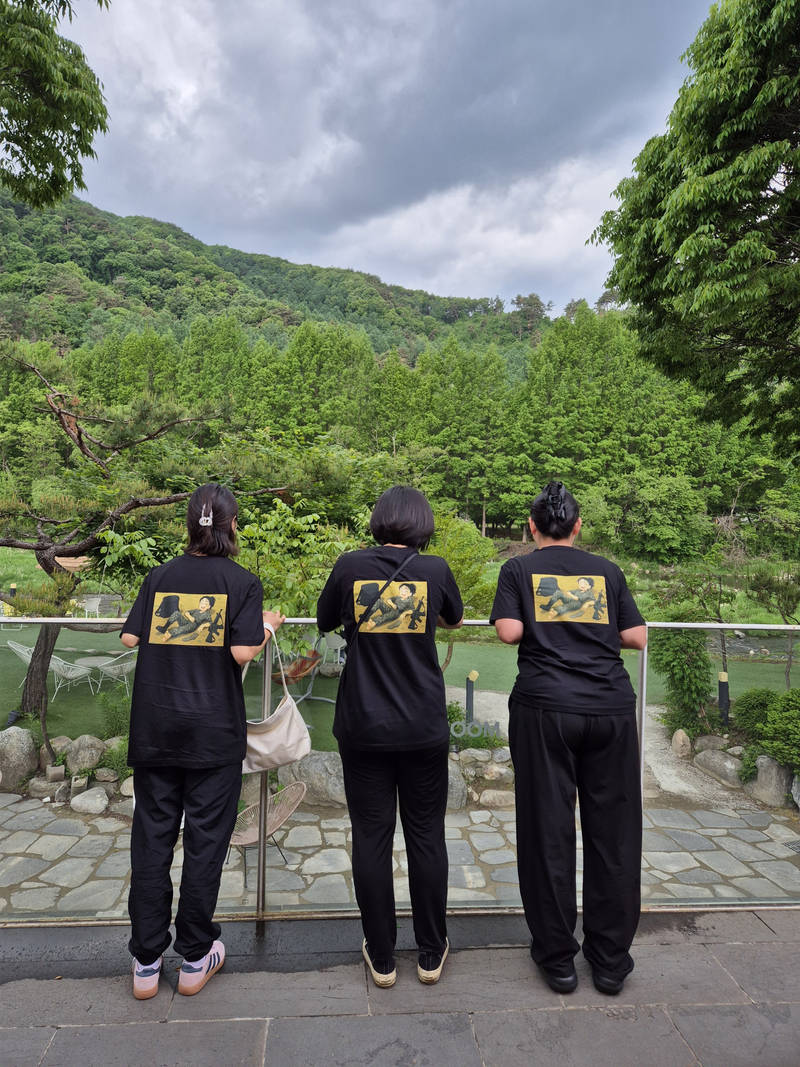  L / XL 購入 제작 후기 配達変更を二度もお願いしましたが、親切で素早く対応してくれました！ありがとうございます。
友達もクオリティがとても満足していると思いました。
綿は適度が薄くしっかりしていてぴったりです。
色がより多様になればと思いますㅠㅠ- 마플 리얼 후기