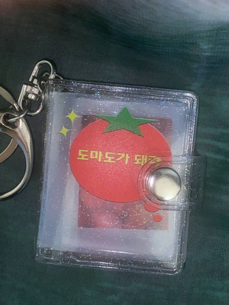 Petit Album Keyring Purchased 2.2 x 1.8 inch 제작 후기 It's so cute and you can put pictures in it, so it's so special and cute 
The best as a friendship item or couple item 👾- 마플 리얼 후기