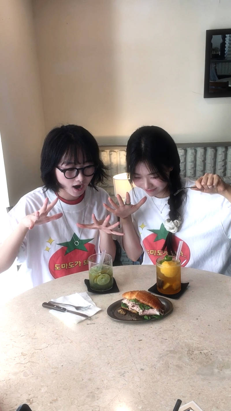 BECANVAS 18s Short-Sleeve T-Shirt Purchased 95(M) 제작 후기 The short-sleeved shirt and the printing quality are really good 

It was fun to be able to easily make custom t-shirts with my friends ✨- 마플 리얼 후기