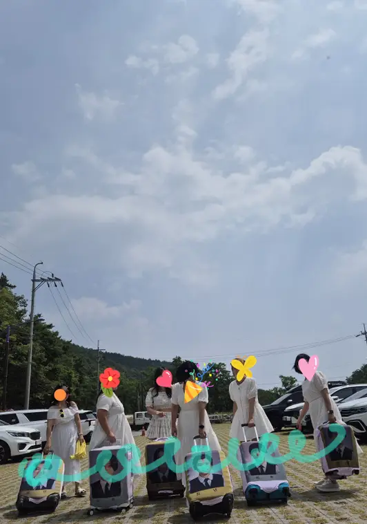 커스텀 캐리어 커버 (풀프린팅) M 구매 제작 후기 30년지기 친구들과 함께한 하루
학창시절로 되돌아간 듯, 배꼽 빠지게 웃고
추억속에 빠져 신나는 하루였네요.
공항에서 시선 강탈되고.
조금은 쑥쓰러겠만 ㅋㅋ
우리만의 캐리어 커버로
어딜 가든 즐거움이 배가 될듯합니다.
재질도 짱짱해서 실제 여행용으로도 완전만족
매번 여행갈때마다 웃기고 신나는여행이될듯합니다.
마플커버^^
우리의 우정처럼 오~래오래 함께하길 바라며~~
정말 감사드려요!
담엔 더 재밌는 컨셉 잡아서
구매하러 올께요^^ - 마플 리얼 후기