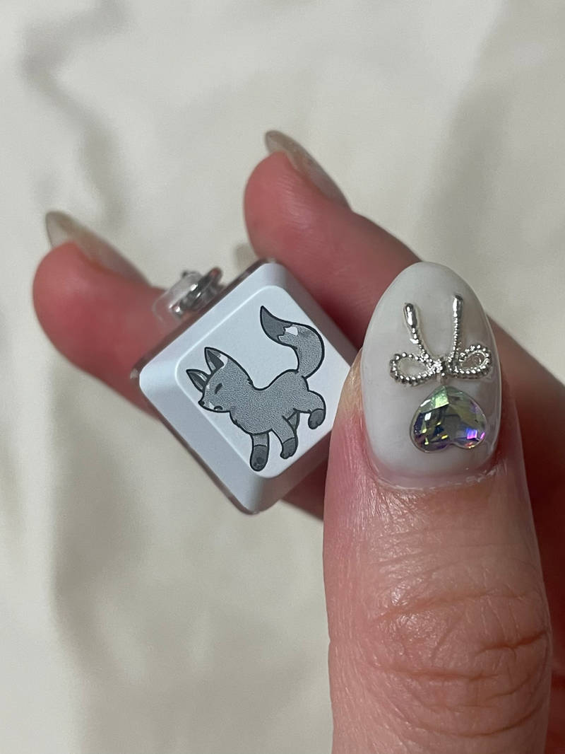 LED Keycap Keyring White (1 unit)  Purchased 1.8 x 1.8 x 1.1 cm 제작 후기 Wow, so pretty...!!! I'm so satisfied ㅠㅠㅠㅠ The quality is good- 마플 리얼 후기