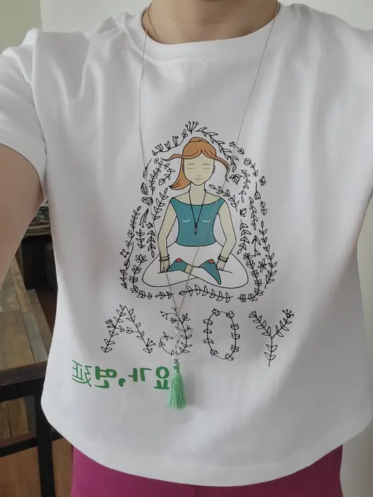 Short-sleeve crop top Purchased FREE 제작 후기 This is made for me to wear 

With the center logo and the same design as the bag 

As a yoga crop top 

The design is pretty, the print is nice, and the size fits well. - 마플 리얼 후기 