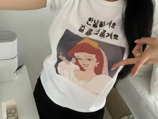 Gildan Premium 76000 Ladies T-Shirt Purchased M / L 제작 후기 ㅠㅠIt's cute.. The print isn't flashy and it's so pretty 
But you chose the wrong size ㅠㅠㅋ The clothes are too small for your body... 
Medium... You had no conscience ㅎㅎ It feels like you're wearing baby clothes ~ ㅠㅠ But it's still cute 

 - 마플 리얼 후기 