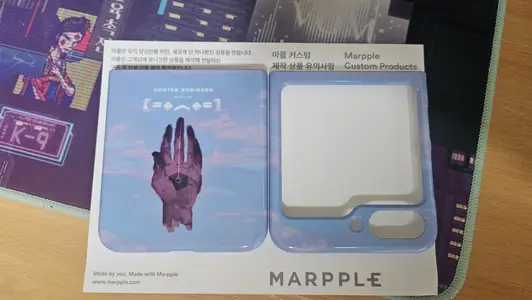 Galaxy Z Flip5 Snap (Glossy) Purchased Galaxy Z Flip5 제작 후기 The colors are very pretty 
Everyone, Porter Robinson's song is good 
Take a listen - 마플 리얼 후기 