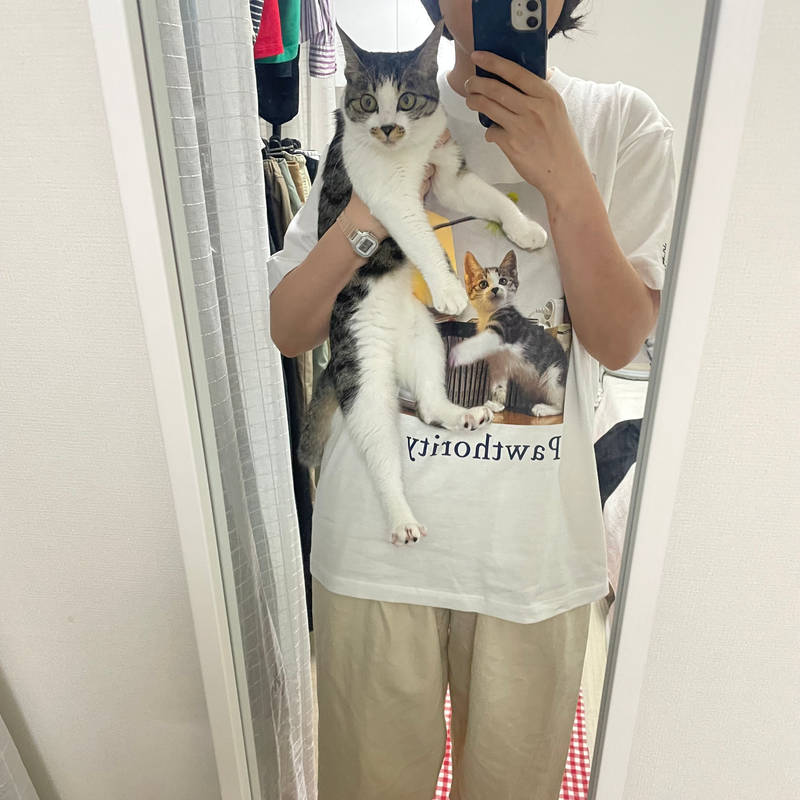 프린트스타 17수 라운드 티셔츠(남녀공용) L 구매 제작 후기 “이랬던 내가 이래됐다옹”

티셔츠 처음 주문해봐서 샘플로 하나 만들어 봤는데
진짜 너무 좋네요.. 귀여운 내고양이의 어린시절과 내가 좋아하는 물건들이 들어간 사진으로 간단하게 만들어 보았는데 넘 맘에 듭니다. 
인쇄 퀄리티가 진짜 좋고, 티셔츠 재질도 좋네요
적당히 도톰해요.
조금 아쉬운 점은 뒷목글씨가 티셔츠 사이즈에 비해 조금 위로, 작게 나왔어요.
첫시도였으니 다음에는 참고해서 만들려구요. 
키165인데 L사이즈 꽤 크고 깁니다.
- 마플 리얼 후기