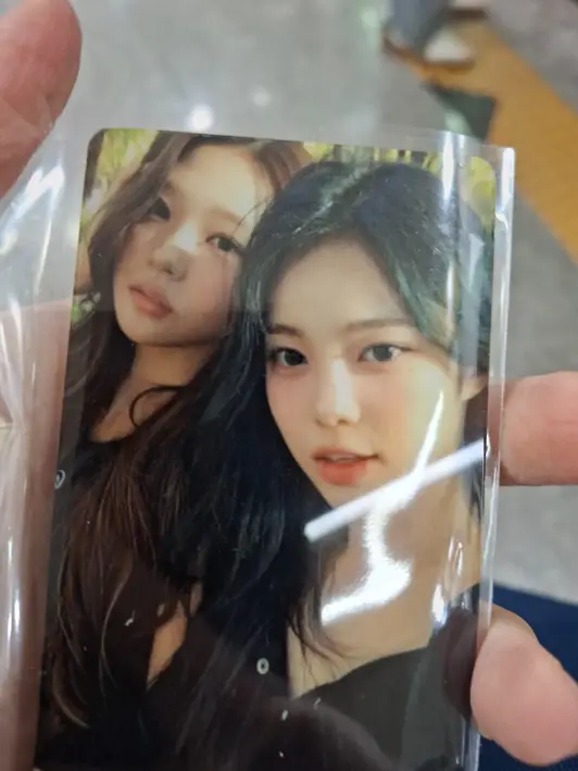 Vertical Transparent Photocard (White Layer) Purchased 2.1 x 3.4 inch 제작 후기 It feels more like a real photo card than I expected and is sturdy. - 마플 리얼 후기 