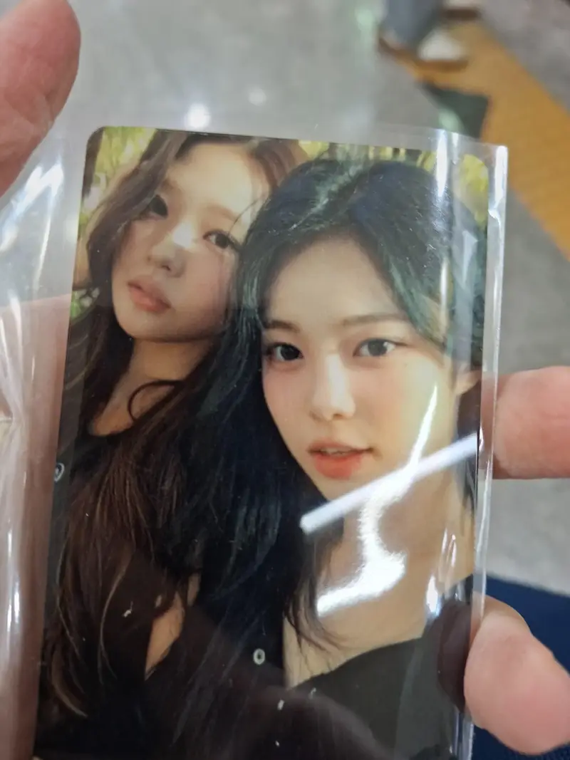 Vertical Transparent Photocard (White Layer) Purchased 2.1 x 3.4 inch 제작 후기 It feels more like a real photo card than I expected and is sturdy.- 마플 리얼 후기