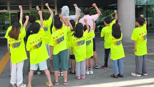 Gildan Ultra Cotton 2000 Adult T-shirt Purchased M 제작 후기 The clothes turned out nicely, so we wore them often. It was great that we could order each one differently, and having the kids' names on them made them feel more attached to them. - 마플 리얼 후기 