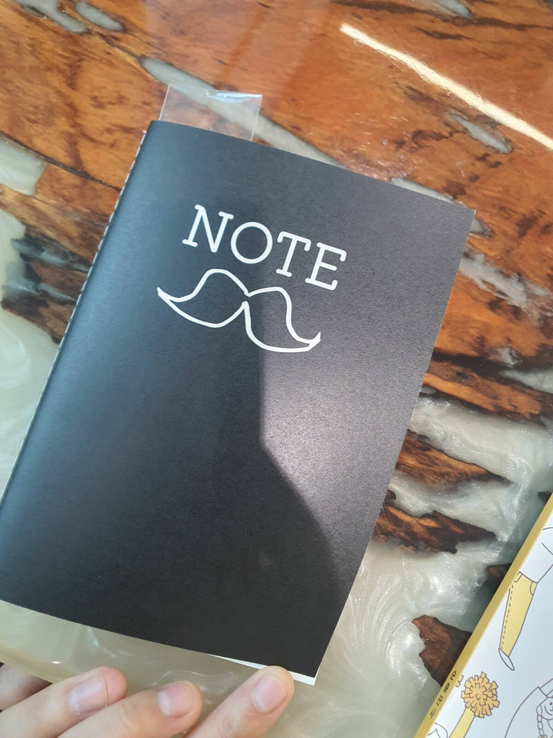 Sewn Binding Blank Notebook (4.1x5.8inch) Purchased 4.1 x 5.8 in 제작 후기 I wanted the basic white design painted black, so I was worried the edges might be white, but you colored the whole thing black exactly as I designed, which is absolutely amazing.- 마플 리얼 후기