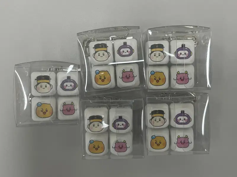 MOA Keycap Keyring (4 Units) Purchased 1.4 x 1.7 1.1 inch 제작 후기 I commissioned and purchased this to use as a prize for a raffle event at the science museum. We utilized a newly developed museum character for the design, and I am satisfied with how beautifully it turned out.- 마플 리얼 후기