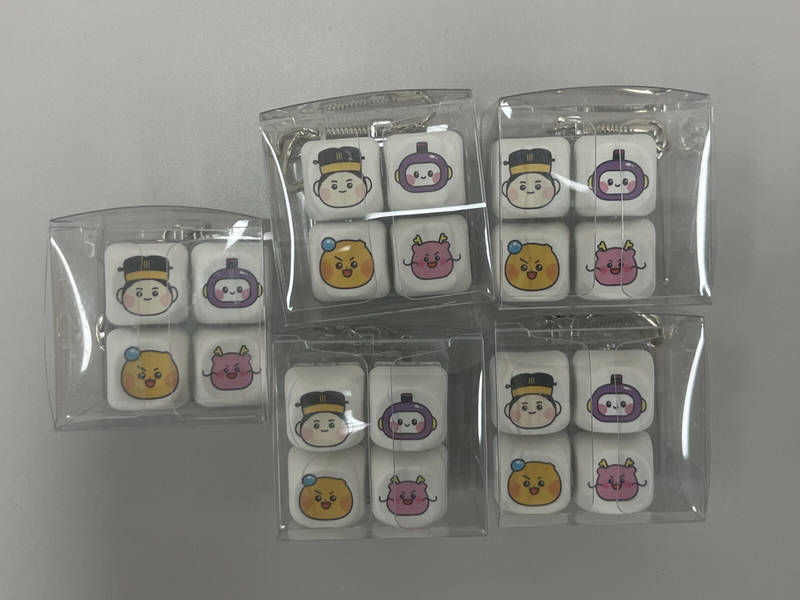 MOA Keycap Keyring (4 Units) Purchased 1.4 x 1.7 1.1 inch 제작 후기 I commissioned and purchased this to use as a prize for a raffle event at the science museum. We utilized a newly developed museum character for the design, and I am satisfied with how beautifully it turned out.- 마플 리얼 후기