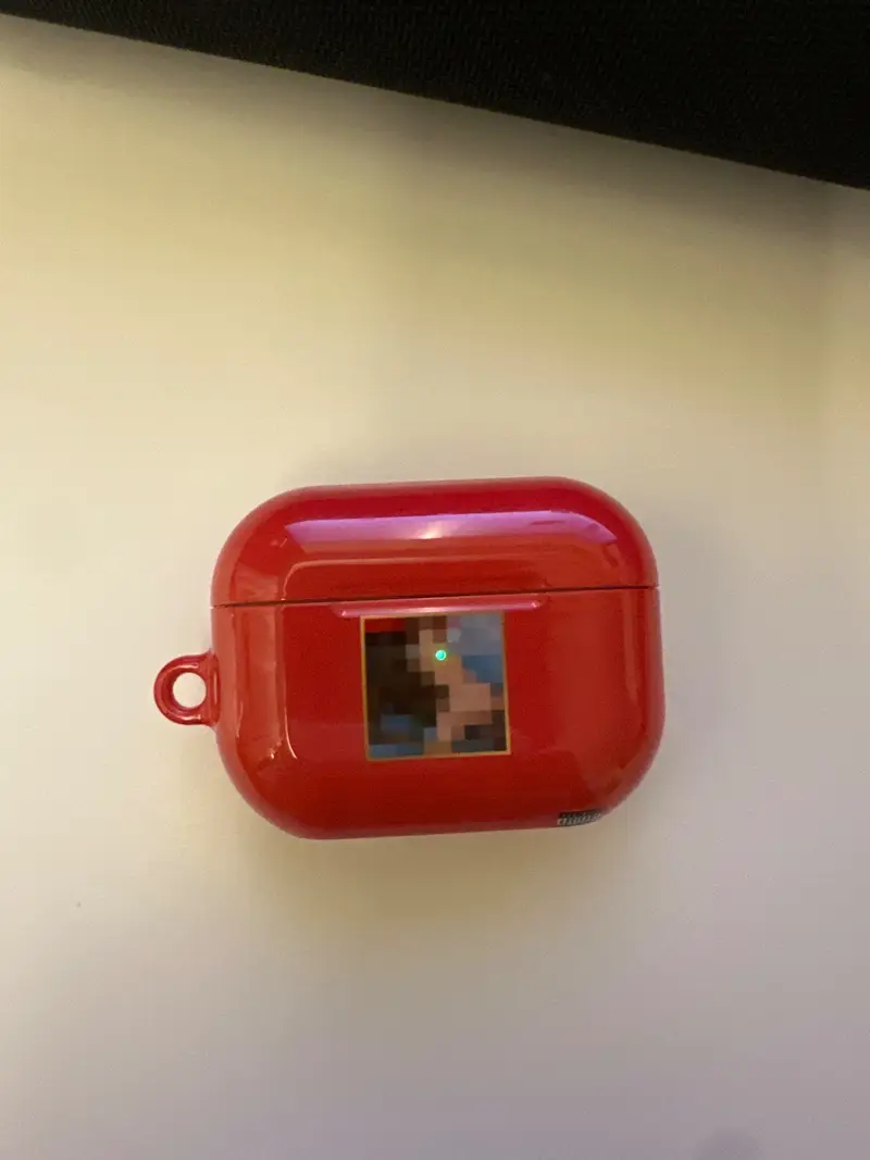 AirPods Pro2 Hard Case (Gloss) Purchased 2.9 x 2.0 inch 제작 후기 I really like that the design arrived exactly as I chose, but the bottom part comes off too easily.- 마플 리얼 후기