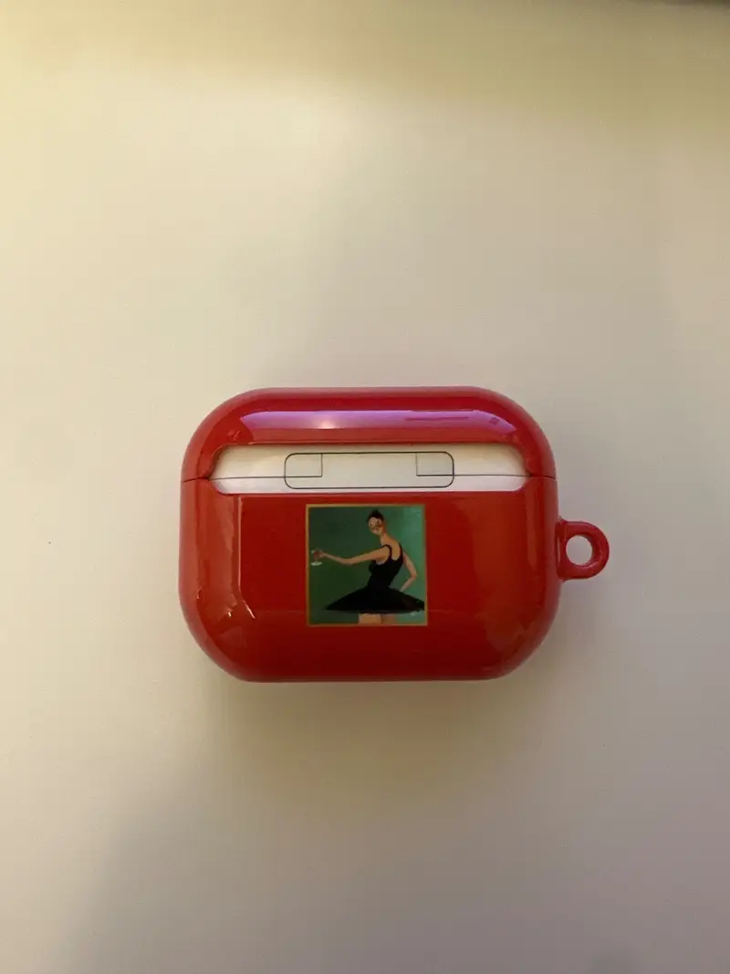 AirPods Pro2 Hard Case (Gloss) Purchased 2.9 x 2.0 inch 제작 후기 I really like that the design arrived exactly as I chose, but the bottom part comes off too easily.- 마플 리얼 후기