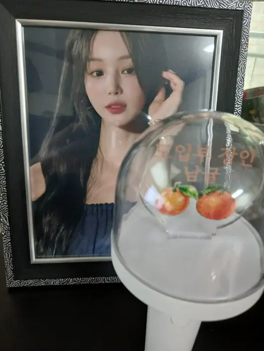 원형 LED 응원봉 (돔형) 9 x 24.4 cm 구매 제작 후기 너무너무 마음에 듭니다. 콘서트 있어서 일찍 배송 부탁했는데 콘서트 가기 전전날에 배송이 완료 됐습니다.
덕분에 콘서트장가서 공식 응원봉이랑 이걸로 열심히 흔들 수 있겠습니다. 감사합니다. - 마플 리얼 후기 