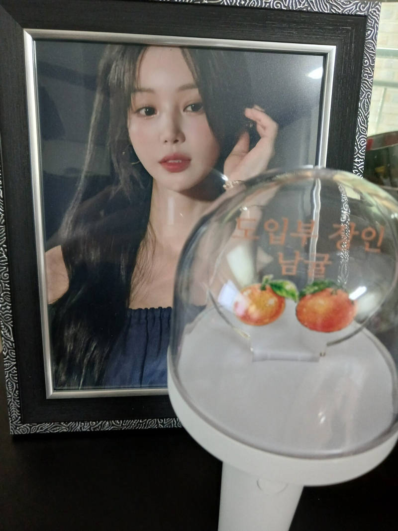 Circle LED Light Stick (Dome Type) Purchased 3.5 x 9.6 inch 제작 후기 I love it so much. I requested early delivery because I had a concert, and it was delivered two days before the concert.

Thanks to you, I'll be able to wave this along with the official lightstick at the concert venue. Thank you.- 마플 리얼 후기
