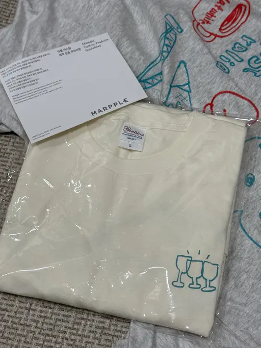 Printstar Premium Cotton Adult T-shirt Purchased L 제작 후기 The ivory color is much lighter than it looks in the sample. I wanted to wear it in the summer to make it more lively, but there's nothing I can do about it..! I'm uploading a picture along with the thickness for reference~! - 마플 리얼 후기 