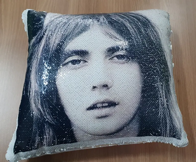 글리터 스팽글 쿠션 (실버) MEDIUM(40cm) 구매 제작 후기 생일선물하려고 주문했는데 예쁘네요!
쿠션이라 얼굴가운데가 
늘어나보이는 느낌이 조금있어요ㅎㅎㅎㅎ

그래도 예쁩니다❤ 잘쓸게요~- 마플 리얼 후기